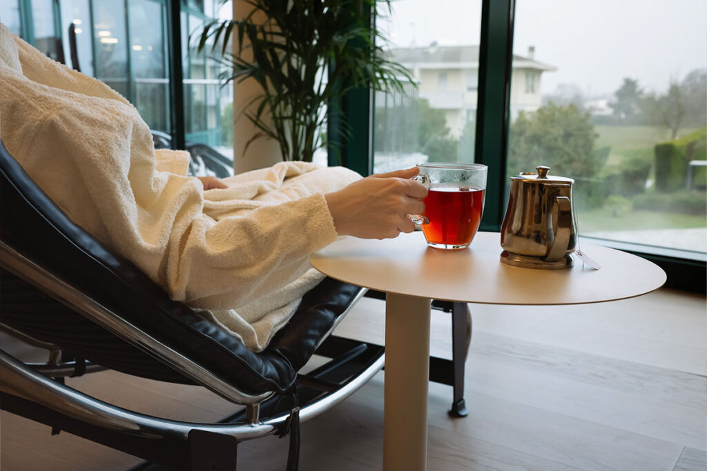 ragazza che si rilassa nella spa